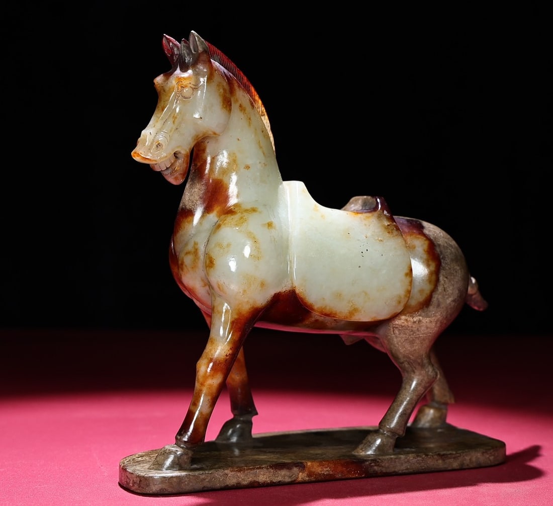 An Exquisite White Jade Horse Ornament: An Exquisite White Jade Horse Ornament,Qing Dynasty, China,Size:190mmx200mmx77mm,Weight:2126g ?????,????
