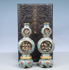 A Pair of Exquisite Cloisonne Flower and Bird Pattern Gourd-Shaped Vases,Inlaid Gems