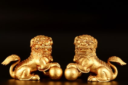 A pair of Exquisite Gilt Bronze Lion Ornament