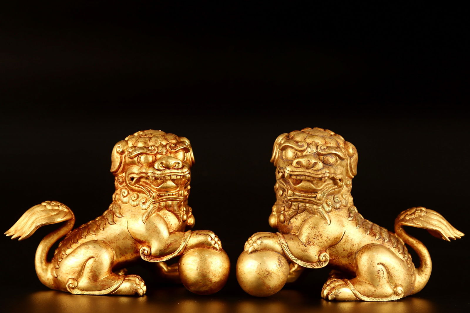 A pair of Exquisite Gilt Bronze Lion Ornament (1 of 9)