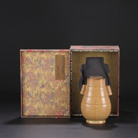 A Exquisite Guan yao Rice Yellow Glazed ice Crackle Pattern Vase, with an Imperial Poem by Emperor