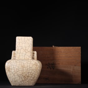 A Exquisite Ge yao Beige Glazed Ice Crackle Pattern Double-Ears Vase