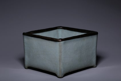 A Rare Guan yao Square Brush Washer