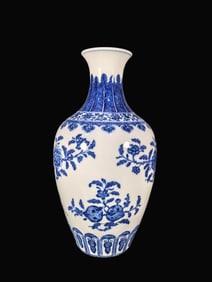 A Exquisite Blue and White Flower and Fruit Pattern Vase