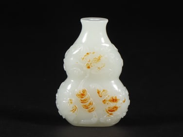 A Exquisite Hetian Jade Gourd-Shaped Snuff Bottle