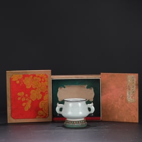 A Exquisite Guan yao Celadon Glazed Elephant-Ears Brush Washer