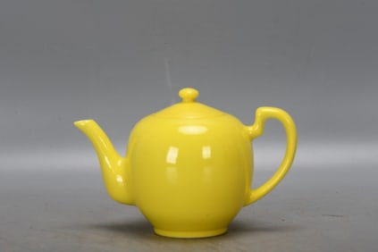 A Exquisite Yellow Glazed Ewer