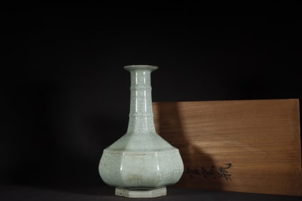A Exquisite Guan yao Celadon Glzed ice Crackle Pattern Vase