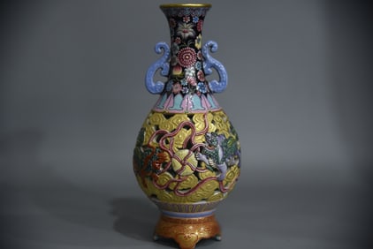 A Exquisite Enamel Painted Gold Hollow Lion Pattern Vase
