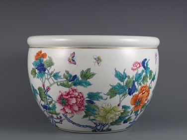 A Exquisite Blue and White Famille-Rose Flower Pattern Vat
