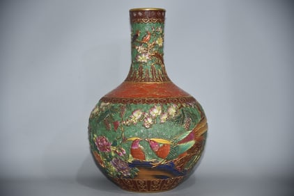 A Exquisite Enamel Painted Gold Flower and Bird Pattern Vase