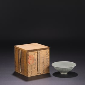 A Exquisite White Glazed Figures Pattern Cup