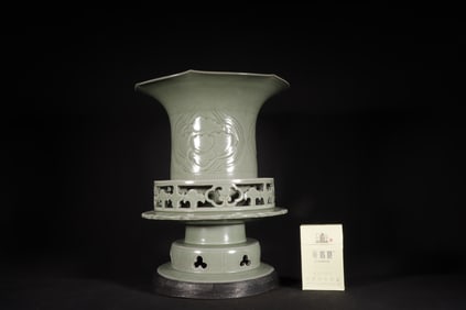 A Exquisite Yue yao Celadon Glzed Flower Pattern Vase