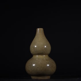 A Exquisite Guan yao Yellow Glazed Ice Crackle Pattern Gourd-Shaped Vase