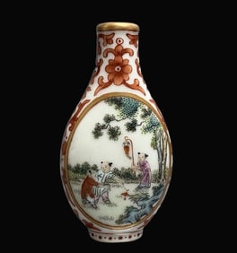 A Exquisite Famille-Rose Figures Pattern Snuff Bottle