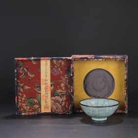 A Exquisite Guan yao Celadon Glzed ice Crackle Pattern Bowl