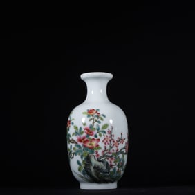 A Exquisite Famille-Rose Flower Pattern Vase