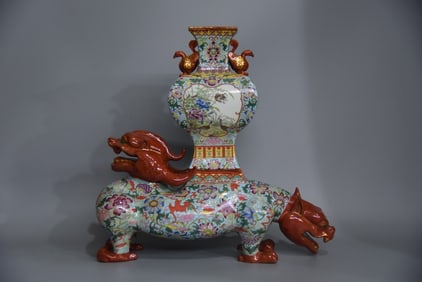 A Exquisite Iron-Red Green Ground Flower Pattern Tiger-Shaped Vase