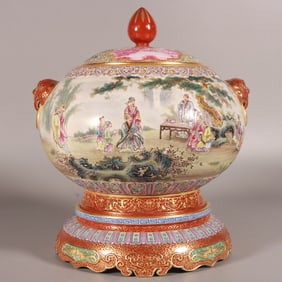 A Exquisite Famille-Rose Painted Gold Figures Pattern Lion-Eared Jar, With a lid