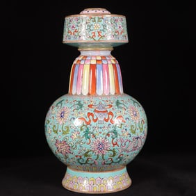 A Exquisite Turquoise-Glazed Green Ground Lotus and Flower Pattern Vase