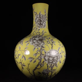 A Exquisite Yellow Ground Ink Color Flower Pattern Vase
