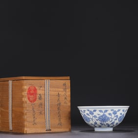 A Exquisite Blue and White Flower Pattern Bowl