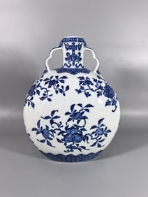 A Exquisite Blue and White Flower and Fruit Pattern Vase