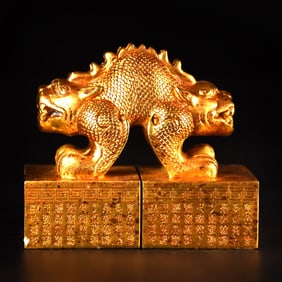 A Exquisite Gilt Bronze Double-Headed Beast Carved Seal