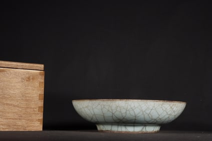 A Exquisite Guan yao Celadon Glzed ice Crackle Pattern Brush Washer