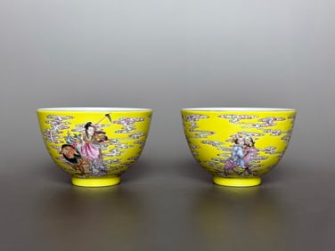 A pair of Exquisite Yellow Ground Famille-Rose Painted Gold Figures Pattern Cup