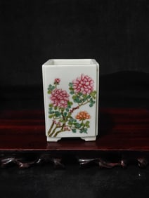 A Exquisite Famille-Rose Flower Pattern Brush Pot
