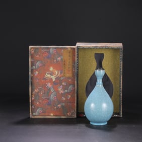 A Exquisite Ru yao Sky Blue Glazed ice Crackle Pattern Vase