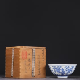 A Exquisite Blue and White Flower Pattern Bowl