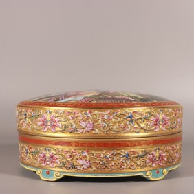A Exquisite Enamel Carved Gold Ground Figures Pattern Box