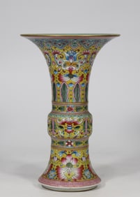 A Exquisite Famille-Rose Flower Pattern Vase