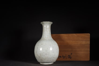 A Exquisite Guan yao Celadon Glzed ice Crackle Pattern Vase
