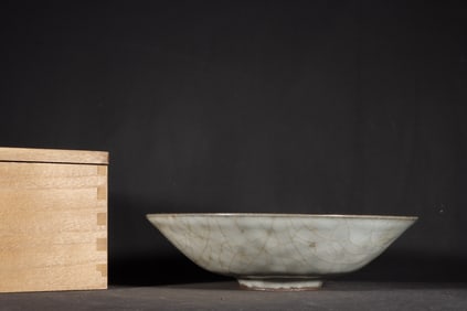 A Exquisite Guan yao Celadon Glzed ice Crackle Pattern Brush Washer