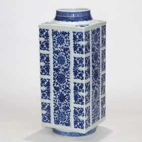 A Exquisite Blue and White Lotus Pattern Vase