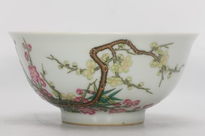 A Exquisite Famille-Rose Flower Pattern Bowl