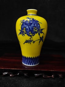 A Exquisite Blue and White Flower Pattern Vase