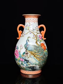 A Exquisite Iron-Red Painted Gold Flower and Bird Pattern Vase