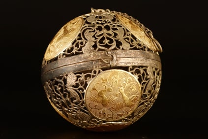 A Exquisite Gilt Bronze Flower and Bird Pattern Ornament