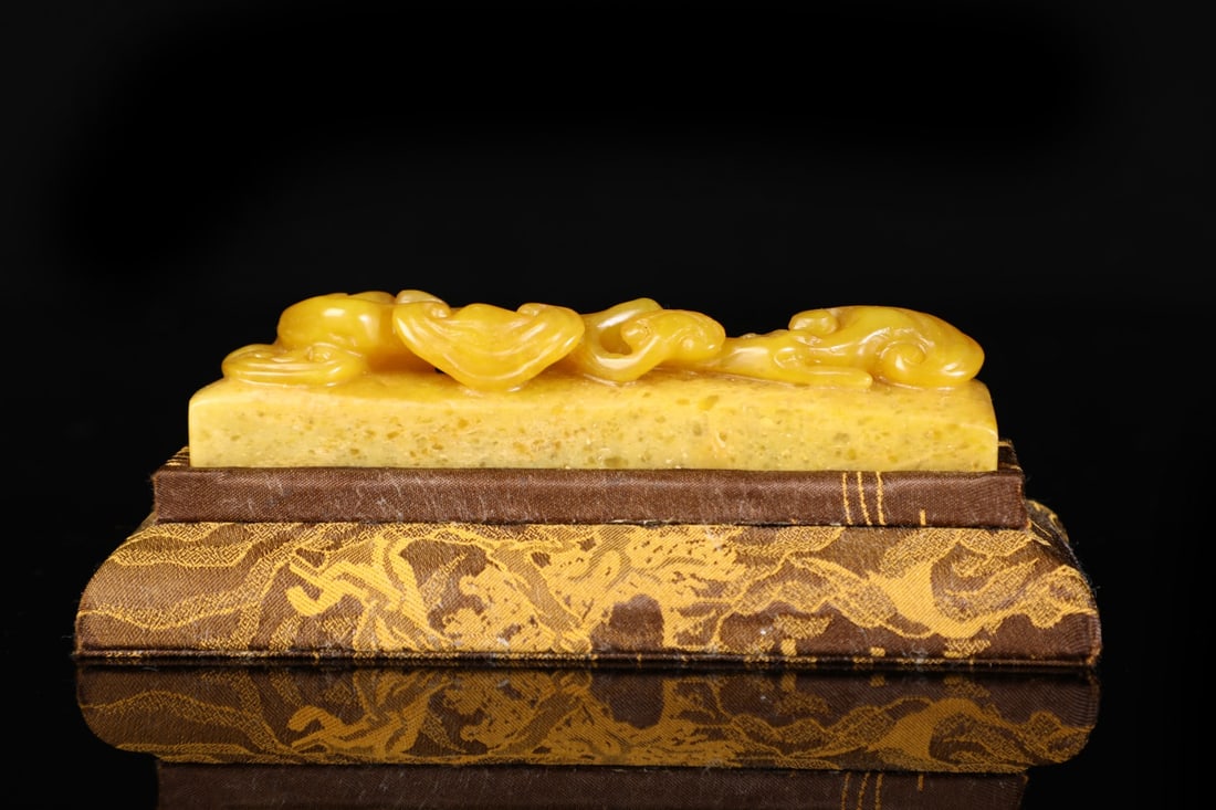 Shoushan Stone Tianhuang Stone Ganoderma lucidum Pattern Paper Weight: A Rare Shoushan Stone Tianhuang Stone Ganoderma lucidum Pattern Paper ,Weight,Qing Dynasty, China,Size:1inx4.5in,Weight:136g 寿山田黄石灵芝镇纸,&#