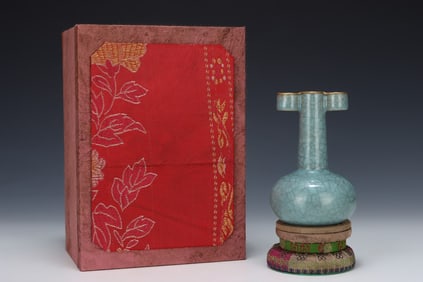 A Exquisite Ru yao ice Crackle Pattern Vase