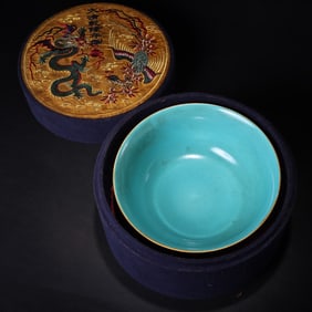 A Exquisite Famille Rose Flower Pattern Ewer