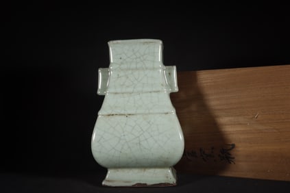 A Exquisite Guan yao Celadon Glzed ice Crackle Pattern Vase