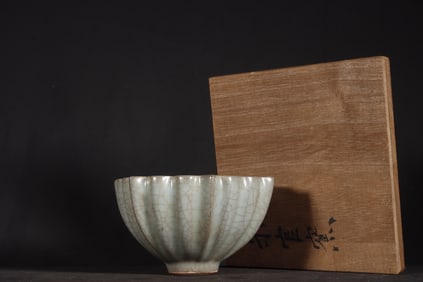 A Exquisite Guan yao Celadon Glzed ice Crackle Pattern Bowl