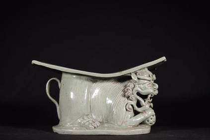 A Exquisite Yue yao Celadon Glzed Auspicious Beast-Shaped Pillow