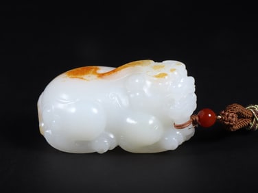A Exquisite Hetian Jade Auspicious Beast Ornament
