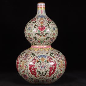 A Exquisite Famille-Rose Pea-Green Glaze Lotus and Dragon Pattern Gourd-Shaped Vase